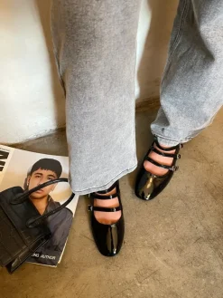 Black Gwen Strappy Buckle Detail Flat Shoes<IKRUSH New