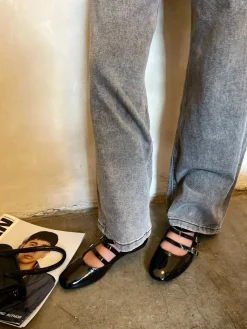 Black Gwen Strappy Buckle Detail Flat Shoes<IKRUSH New