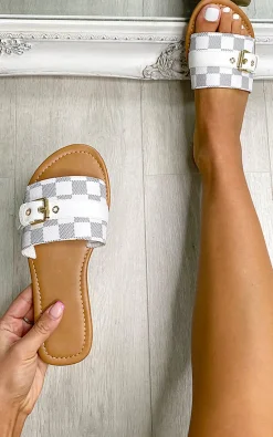White Ariah Open Toe Flat Sandals<IKRUSH Outlet